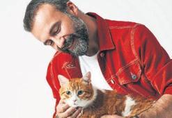 Şarkısı ile kedilere  mama bağışı yapıyor