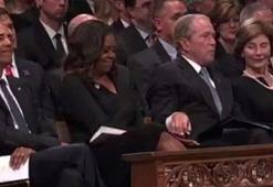 Cenazede Bush’un Obama’nın eşine yaptığı jest çok konuşuldu!