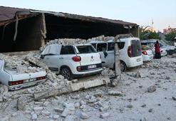 Fabrika duvarı araçların üzerine çöktü