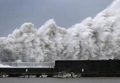 Japonya'da son 25 yılın en şiddetli tayfunu çıktı