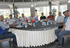 Trabzonsporlu eski futbolcular kulübü ziyaret etti