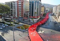İzmir'in gurur günü! Dev bayrakla yürüdüler...