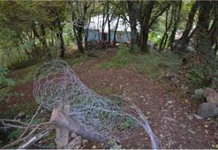 Oğlu eve girmesin diye tel örgüyle çevirdi