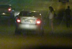Polis, fuhuş çetesini çökertmek için temizlikçi gibi sokakları süpürmüş