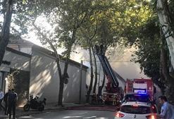 Kabataş Erkek Lisesi yanındaki bina alev alev yandı