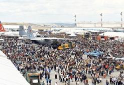 Motosiklet uçakla yarıştı, Atak’lar  harmandalı oynadı