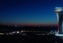3. Havalimanı'nın kulesi ışık saçtı