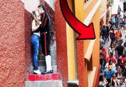 Bu merdivende öpüşmek için çiftler sıraya giriyor