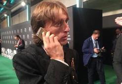 Modric'in cep telefonu olay oldu!