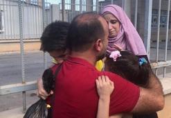 Bir haftadır elinde çiçekle bekliyordu! Hasret sona erdi