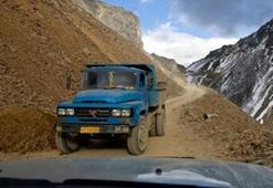 Himalayalar'da otobüs uçuruma yuvarlandı: 15 ölü