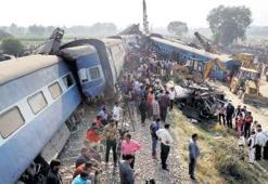 Hindistan'da tren raydan çıktı! Çok sayıda ölü ve yaralı var