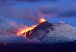 'Etna Yanardağı denize kayıyor!'