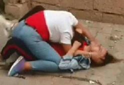 Liseli kızların sokak ortasındaki kavgası dehşete düşürdü