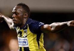 Usain Bolt iki gol birden attı