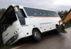 Kocaeli'de işçileri taşıyan minibüs devrildi: 8 yaralı