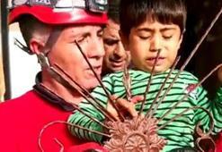 Parmakları kapı korkuluğuna sıkışan çocuk yaralandı