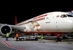 Kapıyı kapatan hostes uçaktan düştü