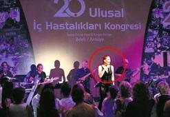 Doktorlar, Candan Erçetin'i yuhalayıp salonu terk etti