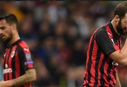 Milan, eski günlerini mumla arıyor...
