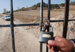 Benzin dolu bidonla kendisini araca kilitledi