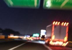 Hindistan'da otobüs yol kenarındaki kamyona çarptı