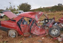 Son dakika: Kum yüklü kamyon, otomobile çarptı: 3 ölü, 2 yaralı