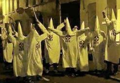 Kuzey İrlanda'da Ku Klux Klan kıyafetli gruba inceleme
