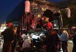 Yolcu otobüsü, park halindeki TIR'a çarptı: 1 ölü, 17 yaralı