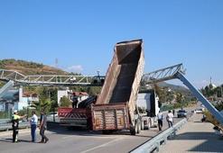 Damperi açık kamyon mobese sistemini parçaladı