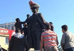 Atatürk heykeline tırmanan adamı linçten polis kurtardı