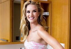Rosie Huntington-Whiteley sahilde defile yaptı