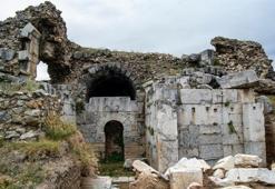 Tarihi Roma Tiyatrosu'ndan 2500 yıllık seramikler çıktı..