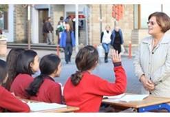 Emekli öğretmenlere duygulandıran ‘Sokakta Sınıf’ jesti
