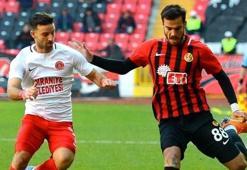 Eskişehirspor, 4 gollü maçta Ümraniyespor ile yenişemedi
