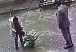 Engelli arkadaşının ayakkabılarını bağlayan öğrenciyi müdür alnından öptü