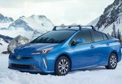 Toyota'nın hibrit motorlu otomobili 'Prius AWD-e' tanıtıldı