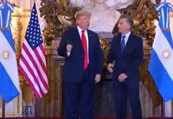 Trump çok sinirlendi! Mikrofonu attı!