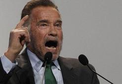 Schwarzenegger: Çatlak bir başkanımız var
