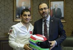 Bakan Kasapoğlu, şampiyon sporcu Ayhancan Güven'i kabul etti