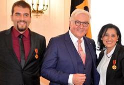 Almanya'dan iki Türk'e liyakat nişanı