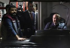 Bakan Varank, yerli elektrikli otobüsün direksiyonuna geçti