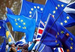İngiltere'de Brexit oylaması ertelendi