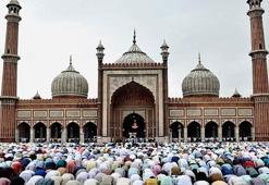 Açık alanda namaz kılan Müslümanlara uyarı