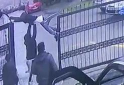 Tehlikeli anlar! Küçük çocuk kapı açılır açılmaz...