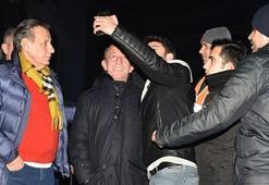 Ali Ağaoğlu ile fotoğraf çektirmek için birbirleriyle yarıştılar