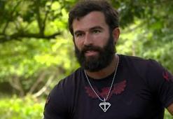 Survivor Turabi, uçakta olay çıkaran yolcuyu bağladı!