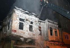 Beyoğlu'nda iki katlı bina alev alev yandı
