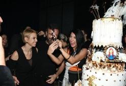 Hande Yener'in dev 46. yaş pastası
