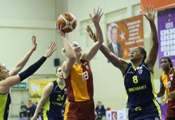 Fenerbahçe derbiyi deplasmanda kazandı